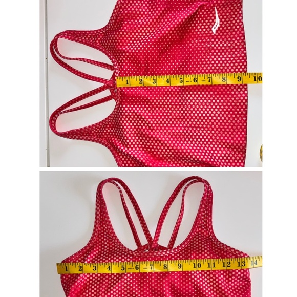💙 3/$21 Saucony Women's Crop top (XS) Red geometric, criss-cross back straps - Picture 3 of 5